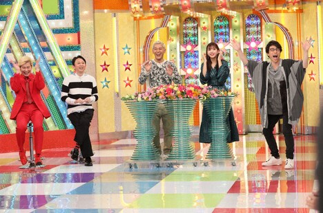 （左から）メイプル超合金カズレーザー、有吉弘行、ロンドンブーツ1号2号・田村亮、藤田ニコル、ロンドンブーツ1号2号・田村淳。(c)テレビ朝日