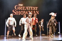 「This is Me」を踊る芸人たち。