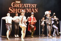 「This is Me」を踊る芸人たち。