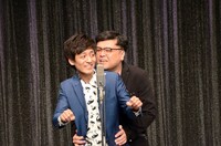 バイクの2人乗りを再現するとろサーモン。