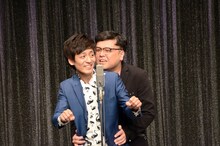 バイクの2人乗りを再現するとろサーモン。