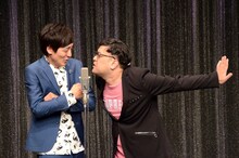 即興で漫才を繰り広げるとろサーモン。