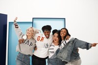 「Logo Remix Collection」グローバルキャンペーン映像の撮影中の様子。