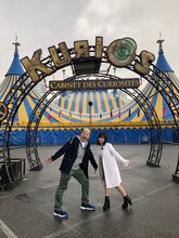 「シルク・ドゥ・ソレイユ日本公演最新作『キュリオス』上陸SP 橋本環奈とウド鈴木が見た“15の超人技”」に出演する、（左から）キャイ～ン・ウド鈴木、橋本環奈。(c)フジテレビ