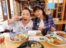 左からいとうあさこ、かたせ梨乃。(c)日本海テレビ