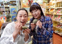 左からいとうあさこ、かたせ梨乃。(c)日本海テレビ