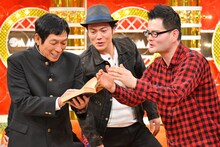 シャンプーハットこいでの親友（右端）は、大事に持っていたこいでの高校時代のネタ帳を披露する。