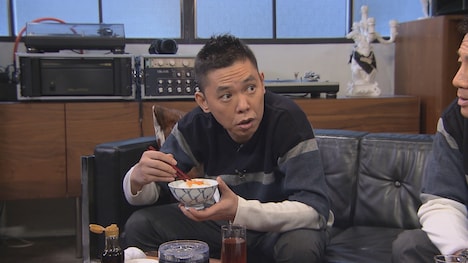 卵かけご飯を食べる爆笑問題・太田。(c)中京テレビ