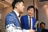 漫才を披露する和牛。