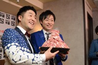 黒毛和牛カルビを持つ和牛。