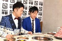 肉が焼けるのを待つ和牛。