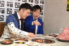 川西の肉を裏返してあげる和牛・水田（左）。