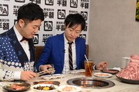 水田の皿にタレを入れてあげる和牛・川西（右）。