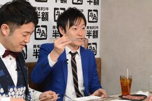 水田が焼いた肉を食べる和牛・川西（右）。