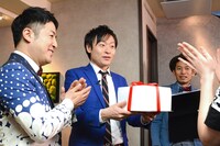 プレゼント箱を渡される和牛・川西。