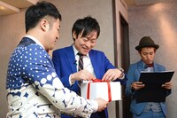 プレゼント箱を開ける和牛・川西。