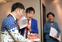 プレゼント箱の中身が「お祝い肉ケーキ」だったことを知って驚く和牛・川西。
