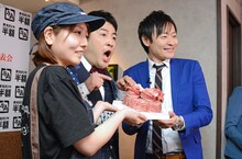 「お祝い肉ケーキ」や牛角の店員と記念撮影をする和牛。