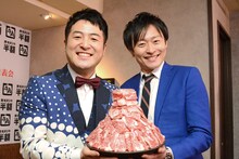 黒毛和牛カルビを持つ和牛。