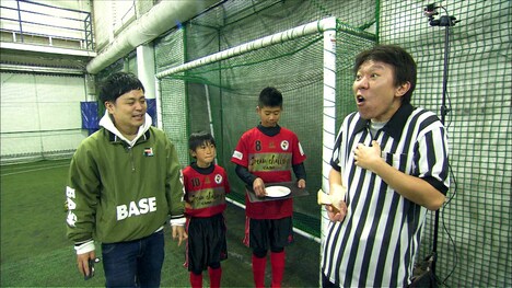 「ジャッジ洋一」コーナーにて「口の中の水分を持っていかれる食べ物」をジャッジする、モンスターエンジン西森（右）。(c)ABC