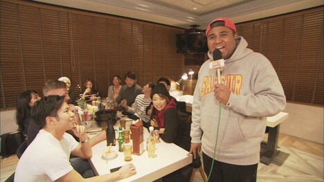 ソーシャルアパートメントを訪れるマテンロウ・アントニー。(c)CBC