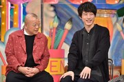 左から笑福亭鶴瓶、坂口健太郎。(c)日本テレビ