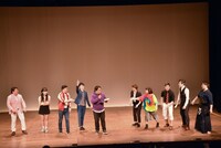 1分ネタを披露した芸人たちといけだてつや（中央）。