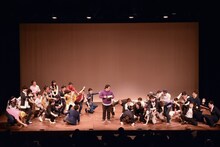 最終的な結果発表の際にいけだてつや（中央）がボケて、一同がこけたワンシーン。