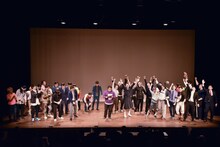 対抗戦ライブ「こっから」で勝利したスクールJCAの現役生（右）と、敗れたワタナベコメディスクールの現役生（左）。中央はMCのいけだてつや。