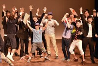 対抗戦ライブの勝利に沸くスクールJCAの現役生たち。