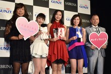グンゼ株式会社のストッキング「SABRINA」の商品発表会に出演した（左から）バイきんぐ小峠、武田梨奈、畠山愛理、中村有里、バイきんぐ西村。