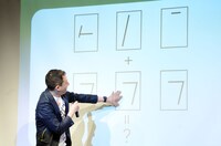 デモンストレーションとして謎を解いてみせるサバンナ高橋。