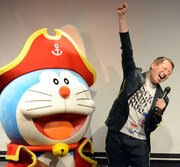 「映画ドラえもん のび太の宝島」のゲスト声優を務めていることを発表し、腕を突き上げるサバンナ高橋。