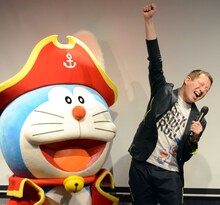 「映画ドラえもん のび太の宝島」のゲスト声優を務めていることを発表し、腕を突き上げるサバンナ高橋。