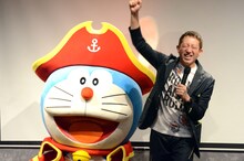 「映画ドラえもん のび太の宝島」にゲスト声優として参加することを発表し、ガッツポーズする高橋茂雄。