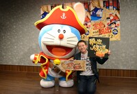 ドラえもん（左）と高橋茂雄（右）。