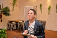 サバンナ高橋が「謎にまったく太刀打ちできひんときの顔」と説明した脱出ゲーム体験中の様子。