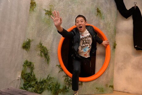 ドラえもんのひみつ道具を使いながら「のび太の宝島からの脱出」を体験するサバンナ高橋。