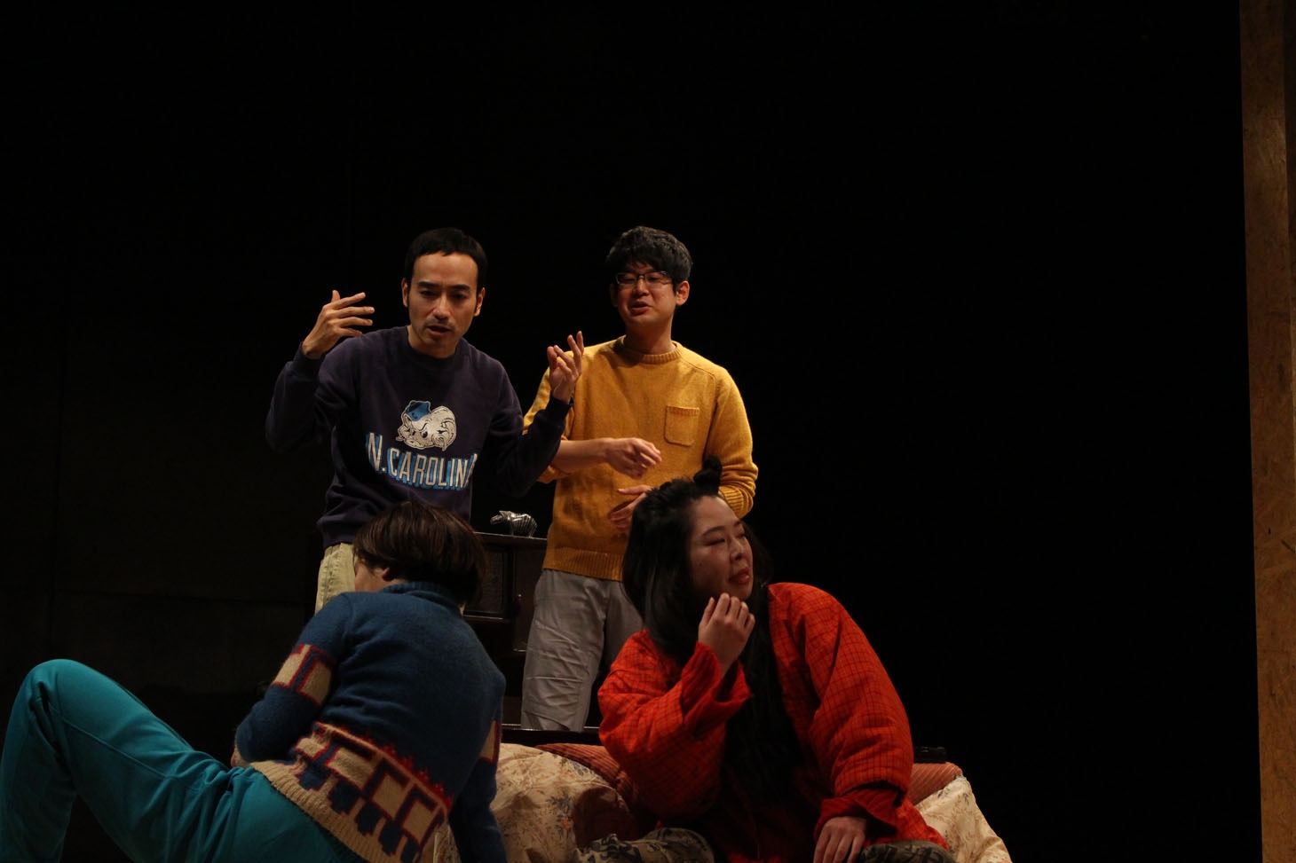 劇団かもめんたる第4回公演「尾も白くなる冬」の様子。