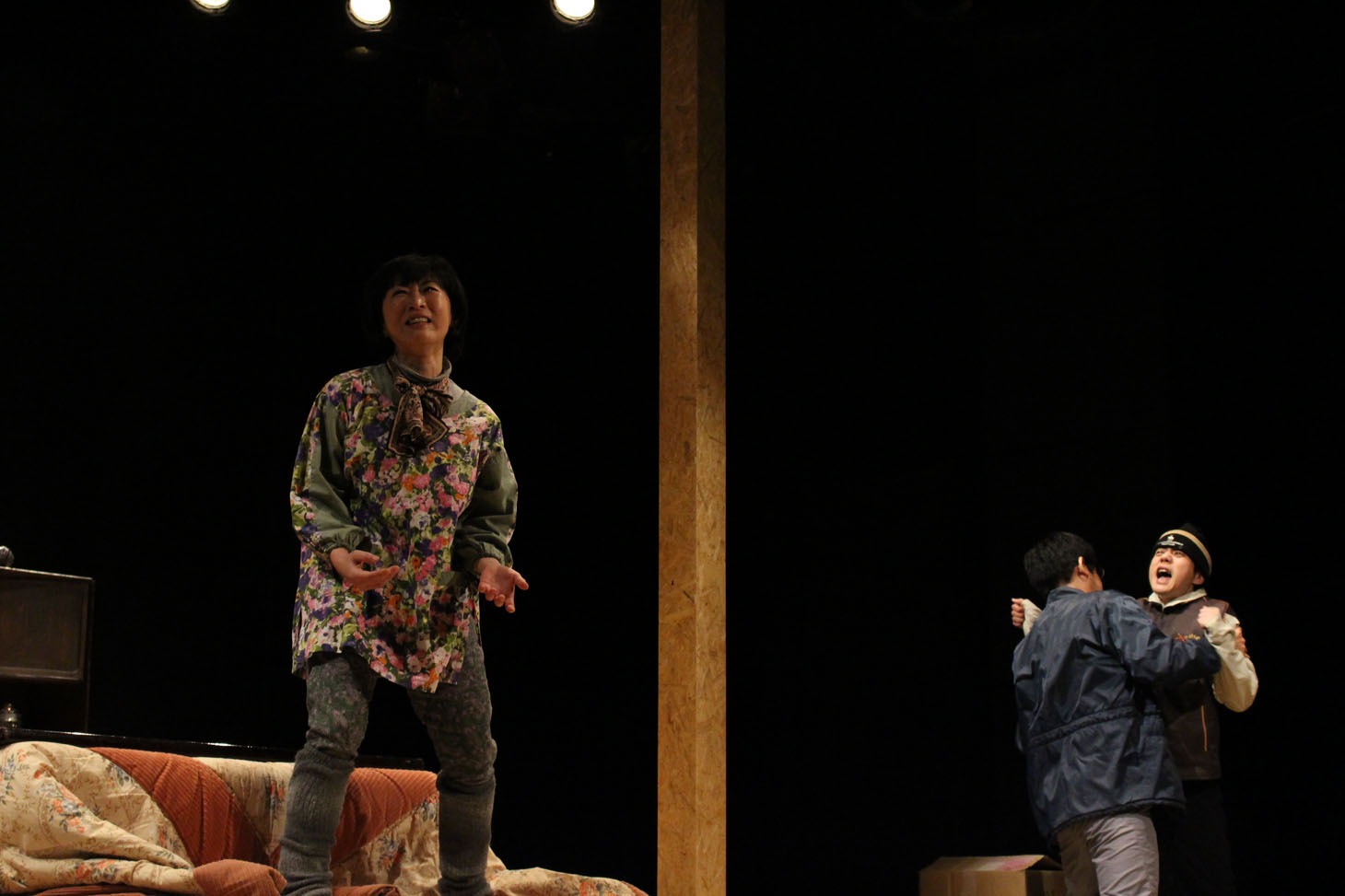 劇団かもめんたる第4回公演「尾も白くなる冬」の様子。