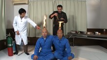 米村でんじろう（左端）の実験に身体を張って挑む、（手前左から）あばれる君、バイきんぐ小峠。(c)フジテレビ