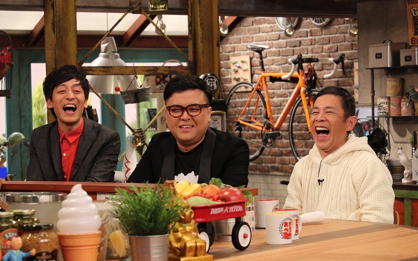 「おかべろ」に出演する（左から）とろサーモン、ナインティナイン岡村。(c)関西テレビ
