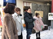 「旅ずきんちゃん」で、北海道・登別温泉を訪れるドランクドラゴン塚地（右から2人目）ら。(c)CBC