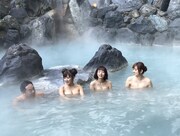 登別温泉を堪能する一行。(c)CBC