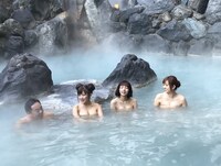 登別温泉を堪能する一行。(c)CBC