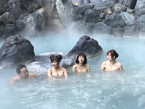 登別温泉を堪能する一行。(c)CBC