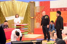 劇団ひとりの毒舌ネタを披露する鬼越トマホーク。