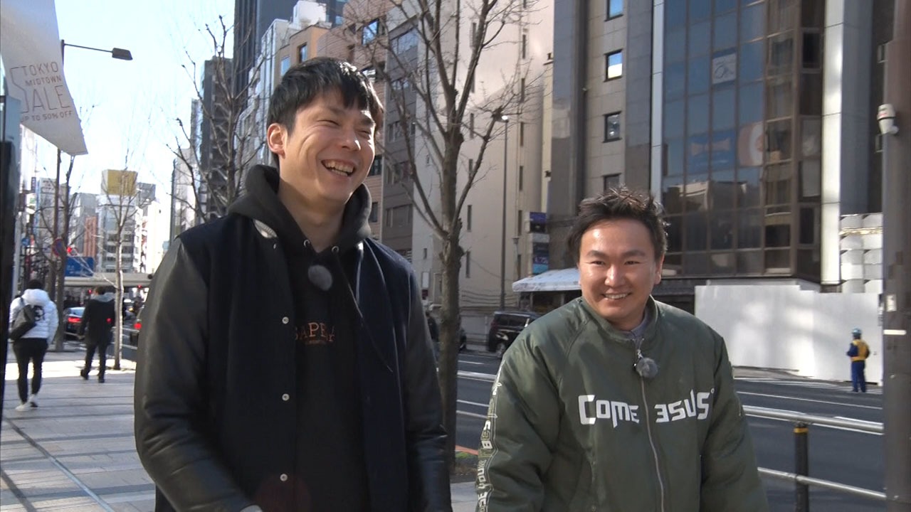 東京・港区でロケを行うかまいたち。(c)MBS