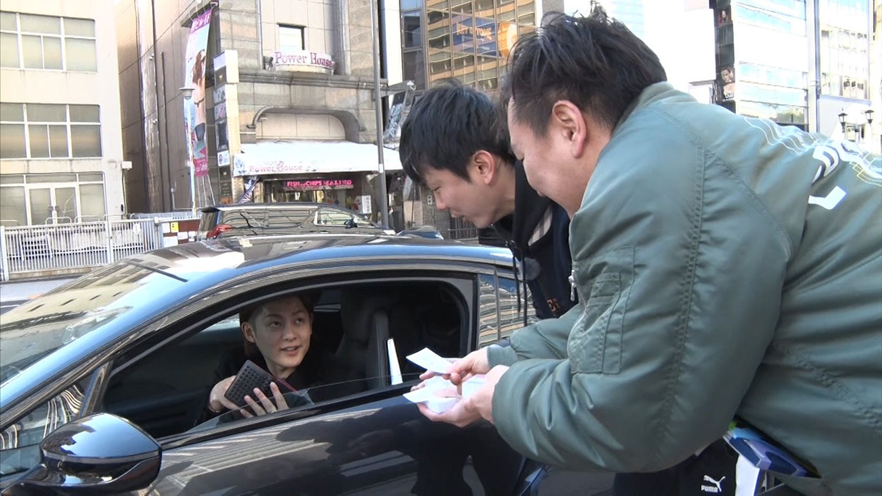 社長に声をかけるかまいたち。(c)MBS