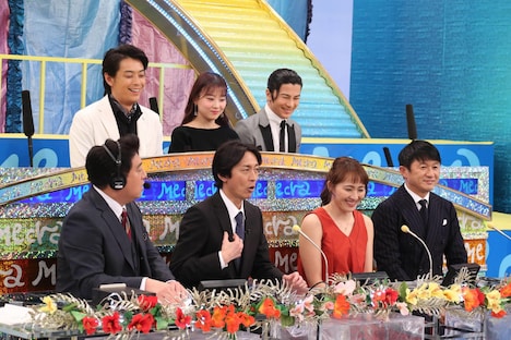 「シンクロナイズドテイスティング」放送席の様子。(c)フジテレビ